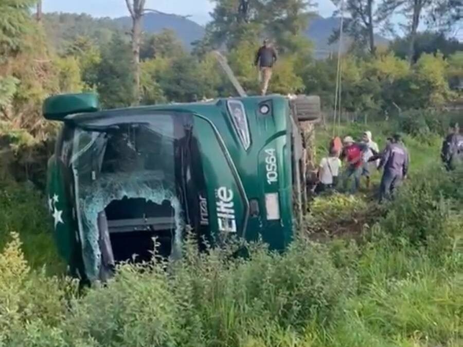 Volcadura de autobús deja diez personas lesionadas en Michoacán