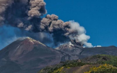Lanza Volcán Etna columna de ceniza volcánica de 1,5 kilómetros