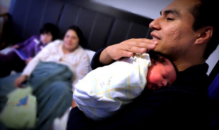 PRI busca ampliar licencia de paternidad a 15 días y goce de sueldo; actualmente sólo tienen derecho a 5 días