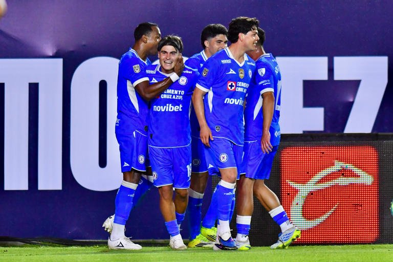 Sufre Cruz Azul, pero remonta y triunfa ante el Atlético de San Luis