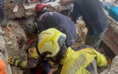 Rescatan militares mexicanos a la perrita “Sarita” de entre los escombros en Venezuela.
