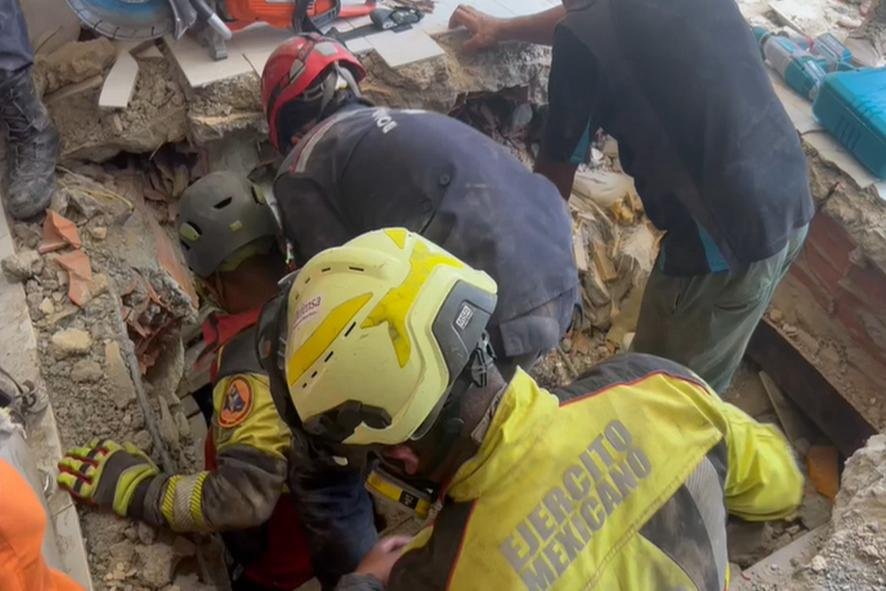 Rescatan militares mexicanos a la perrita “Sarita” de entre los escombros en Venezuela.