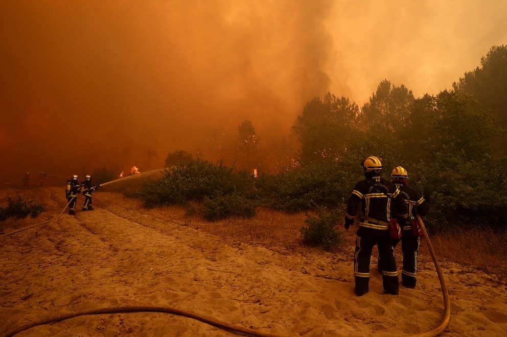 Incendio en Girona, Francia, deja 75 bomberos heridos y 240 casas destruidas; fuego obliga a realizar 220 mil desalojos