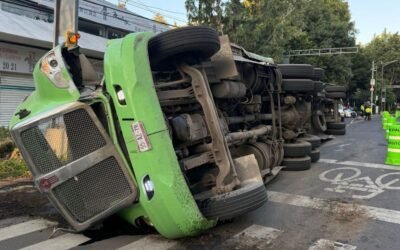 Accidente de tráiler ocasiona caos vial en Eje 6 Sur