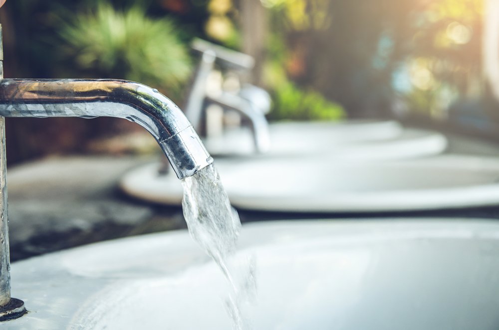 Urge atender la “creciente” amenaza para la salud por los microplásticos en el agua potable