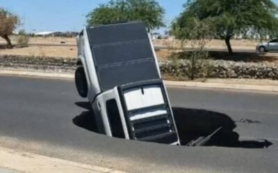 Socavón “se traga” camioneta tipo Pick-up en Hermosillo