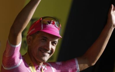 Carapaz conquista la montaña en Francia; Del Toro conserva el podio