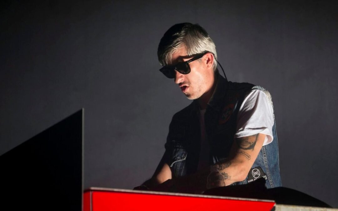 Murió DJ Kavinsky, famoso por la banda sonora de ‘Drive’; ¿qué le ocurrió?