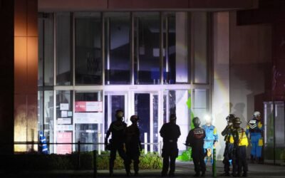 Rescatan con vida a cuatro personas tras derrumbe de centro comercial en Japón