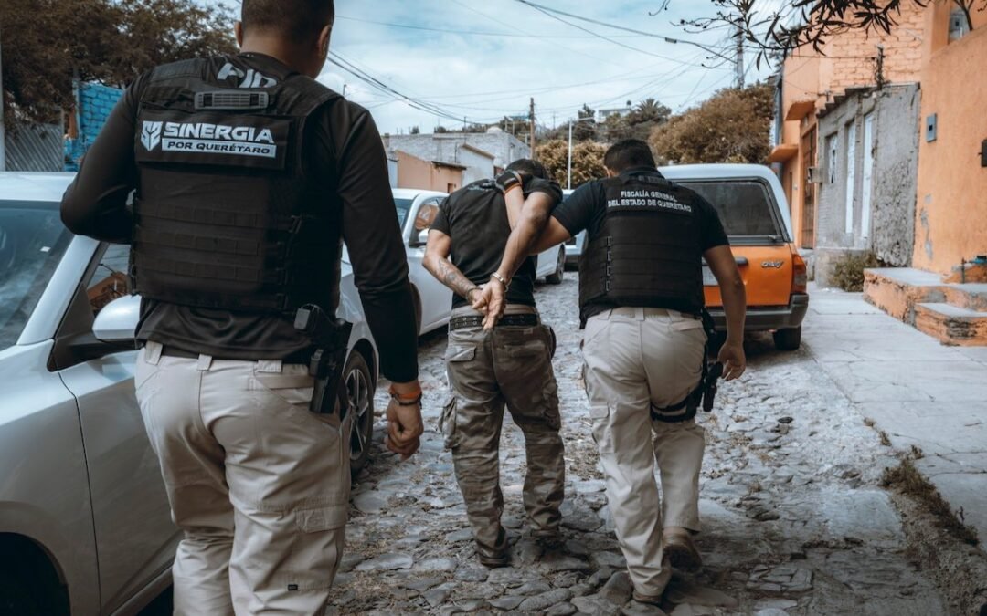 En 10 operativos contra la delincuencia capturan en Querétaro a 5 narcos y aseguran 4 inmuebles.
