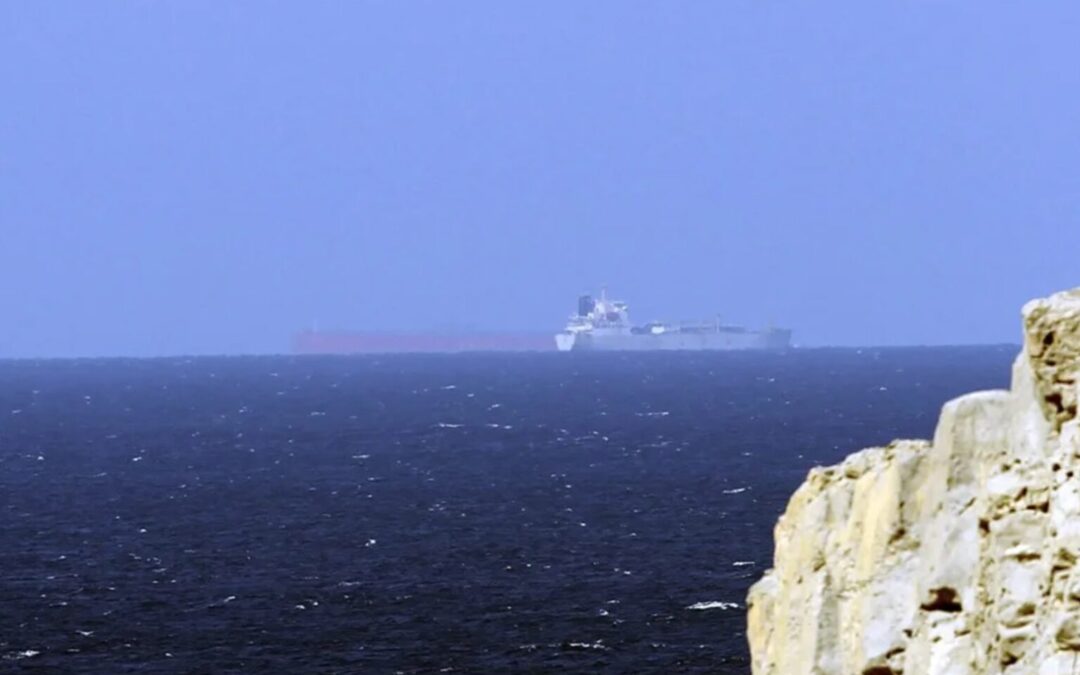 Se reabrirá el paso por el Estrecho de Ormuz hasta que se recupere la calma: Irán.