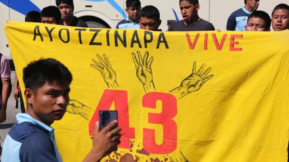 Familiares de los 43 normalistas de Ayotzinapa exigen la salida de Rosario Piedra de la CNDH por nueva recomendación del caso