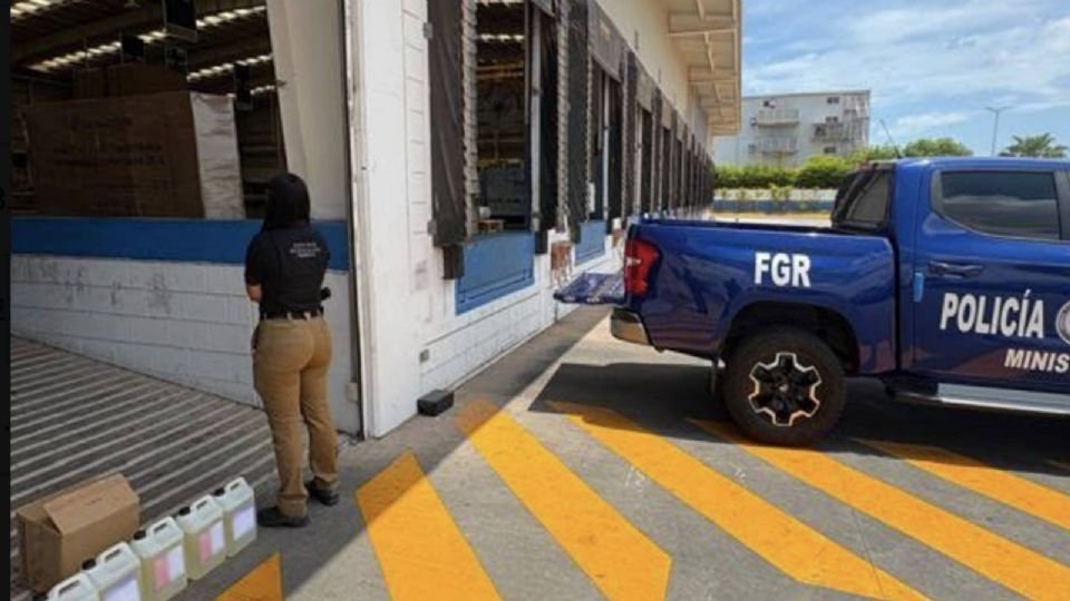 Decomisan 40 litros de metanfetamina líquida en una empresa de paquetería en Sinaloa