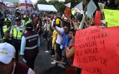 Familiares del periodista asesinado Alejandro Leyva protestan en Oaxaca durante desfile de la Guelaguetza