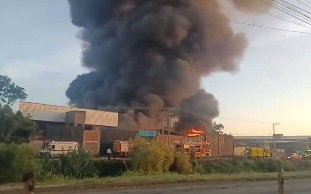 Incendio consume fábrica en Morelia; otras tres empresas fueron afectadas