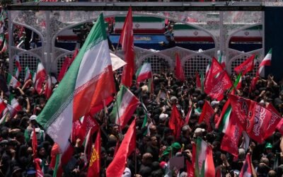 Jameneí acusa a Washington de traicionar los acuerdos con Irán y eleva el tono de sus advertencias