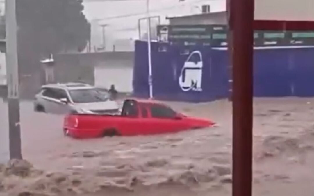 Lluvias en Chihuahua arrastran camioneta; el conductor murió
