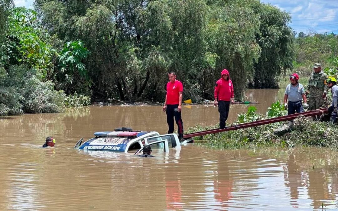 Lluvias arrastran patrulla en Puebla; un policía y tres mujeres murieron ahogados