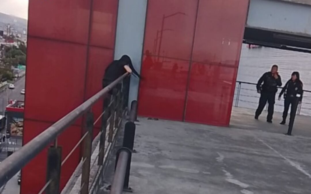 Policías frustran suicidio de joven; así impidieron que se arrojara de azotea