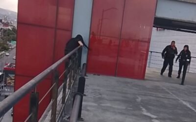 Policías frustran suicidio de joven; así impidieron que se arrojara de azotea