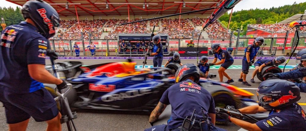 Verstappen y Antonelli dominan primer día del GP de Bélgica