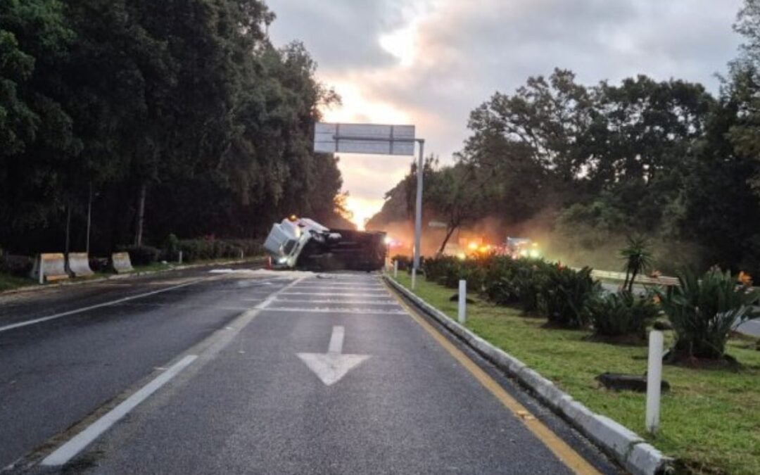 Volcadura de tráiler cierra la autopista México-Cuernavaca