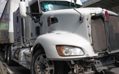 Choque en Periférico Sur: Tráiler se estrella contra barra de contención; provoca cierre parcial