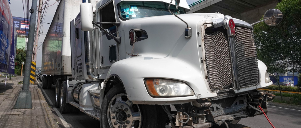 Choque en Periférico Sur: Tráiler se estrella contra barra de contención; provoca cierre parcial