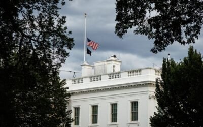 Ordena Trump bandera de EU a media asta por muerte de Dolly Parton