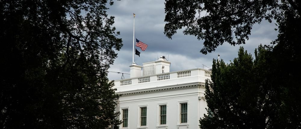 Ordena Trump bandera de EU a media asta por muerte de Dolly Parton