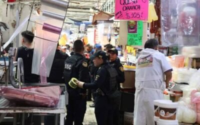 Muere trabajador atrapado en coladera del Mercado de La Merced