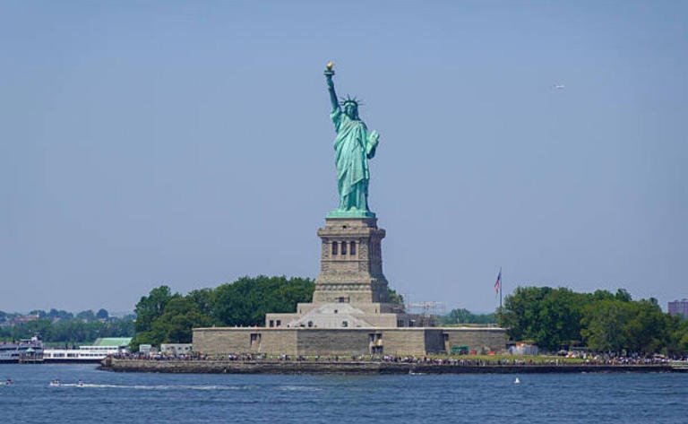 Mueren una mujer y su bebé al volcar su lancha cerca de la isla donde está la Estatua de la Libertad en Nueva York.