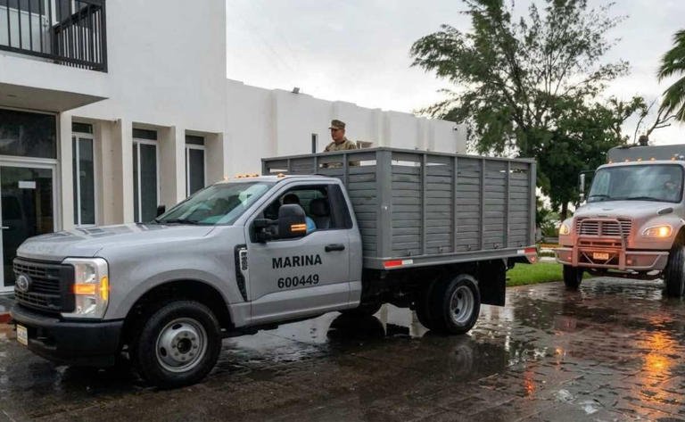 Activan Plan Marina en Mazatlán tras fuertes lluvias; navales realizan labores de limpieza y desazolve