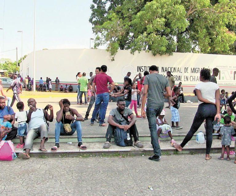 Migrantes cubanos se amotinan y prenden fuego a la estación Siglo XXI de Chiapas