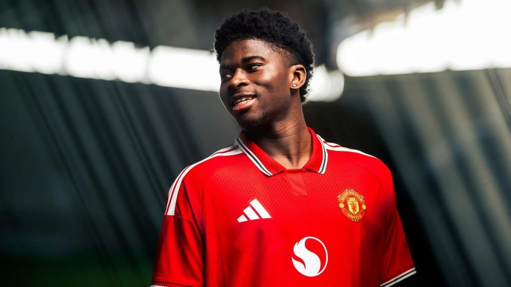 Manchester United oficializa el fichaje de Carlos Baleba