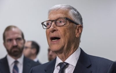 Propone Bill Gates reservar empleos para humanos ante el avance de la IA
