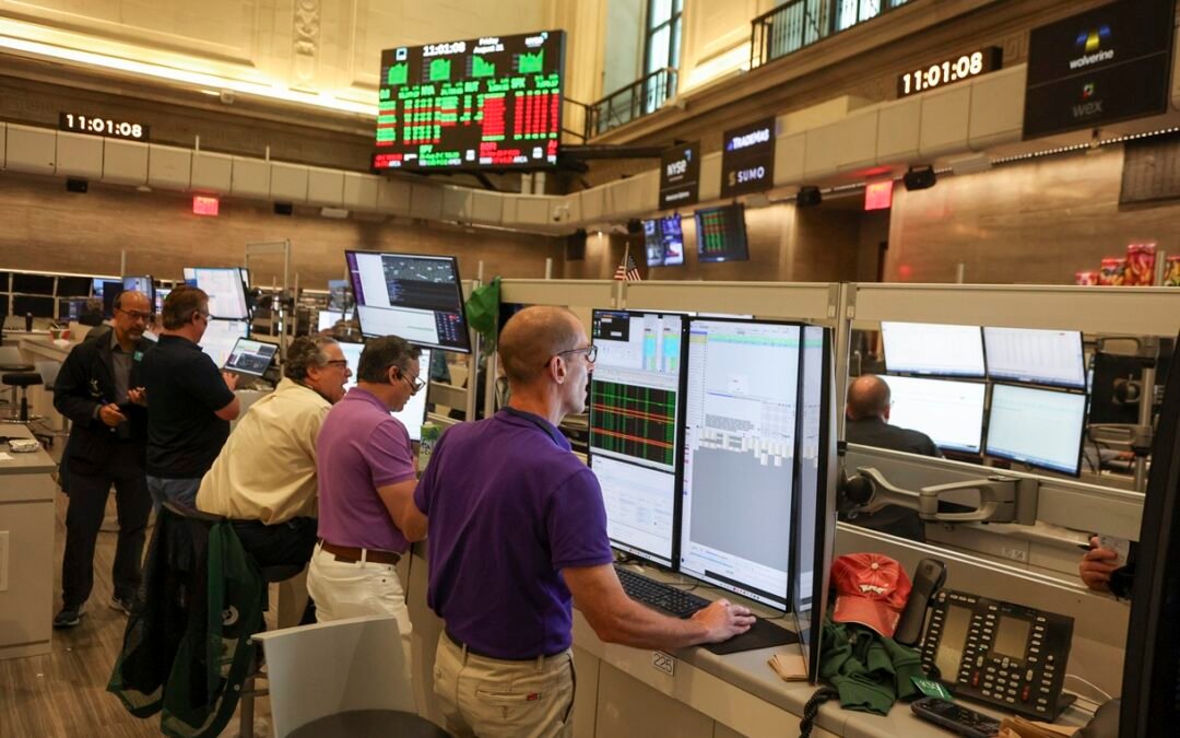 Cierra Wall Street en rojo pero acumula ganancias en agosto por el impulso tecnológico