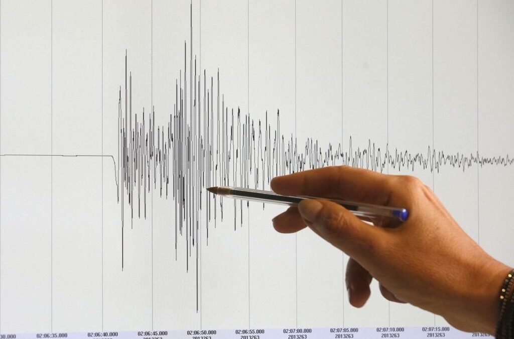 Sacude a Colombia un temblor de magnitud 5.1 tras 2 semanas después del gran terremoto de 7.4