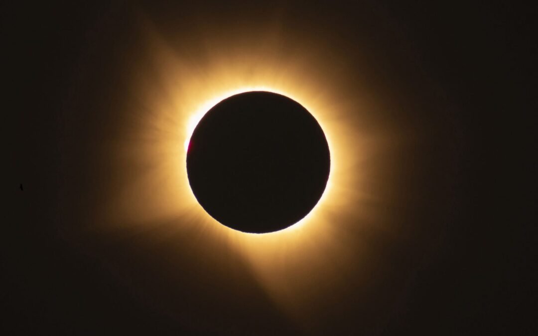 La sombra que paralizó un país y unió a millones de personas escudriñando el cielo