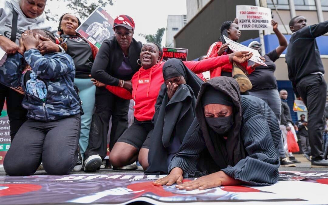 Se manifiestan madres en Nairobi por la desaparición de sus hijos a manos de la Policía