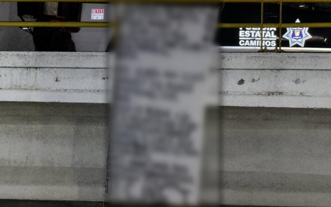hallan dos cuerpos colgados en puente de Tepic; tenían mensajes amenazantes