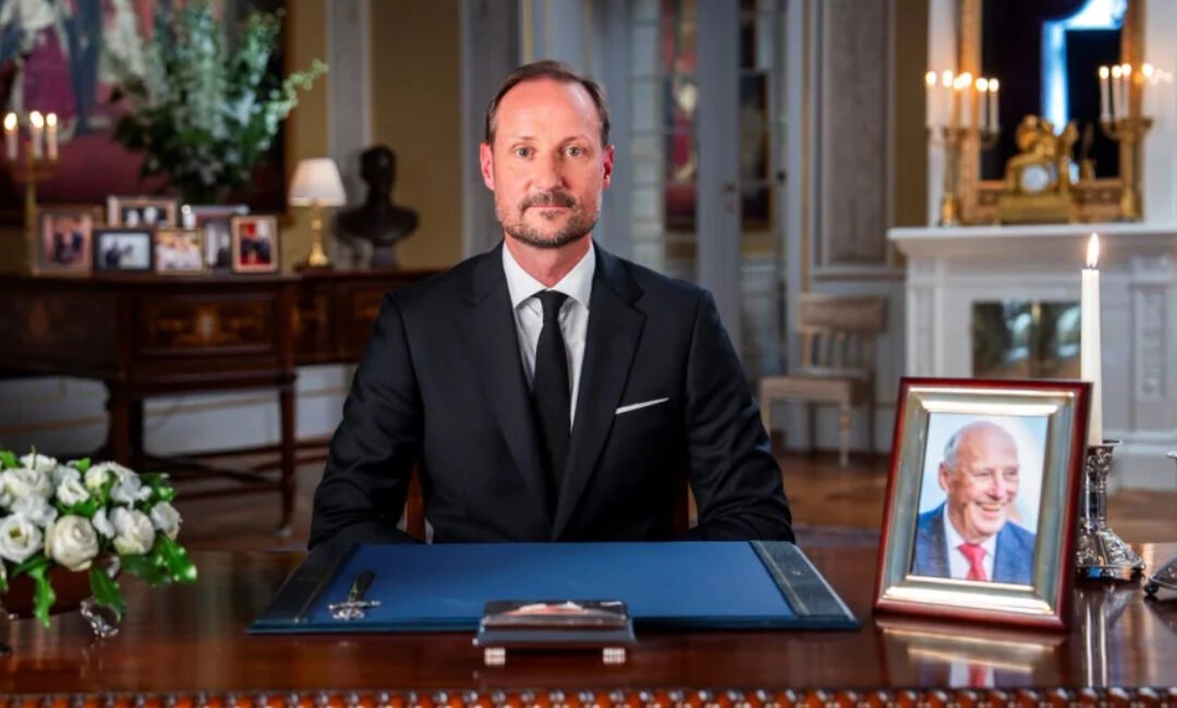 Haakon VIII se dirige por primera vez a la nación noruega como rey
