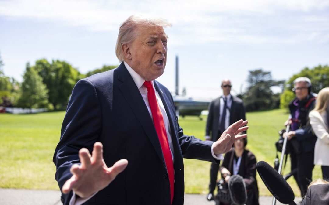 Celebra Trump fallo judicial que mantiene sus aranceles sobre mercancías de bajo valor