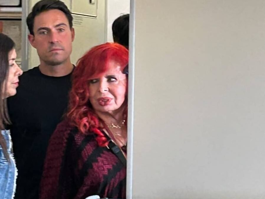 Captan a Layda Sansores viajando en primera clase a Madrid