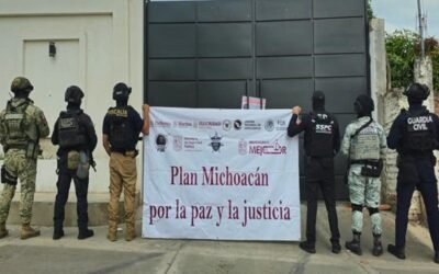 Aseguran las FA más armas, drogas y equipo a narcos en Michoacán.