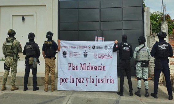 Aseguran las FA más armas, drogas y equipo a narcos en Michoacán.