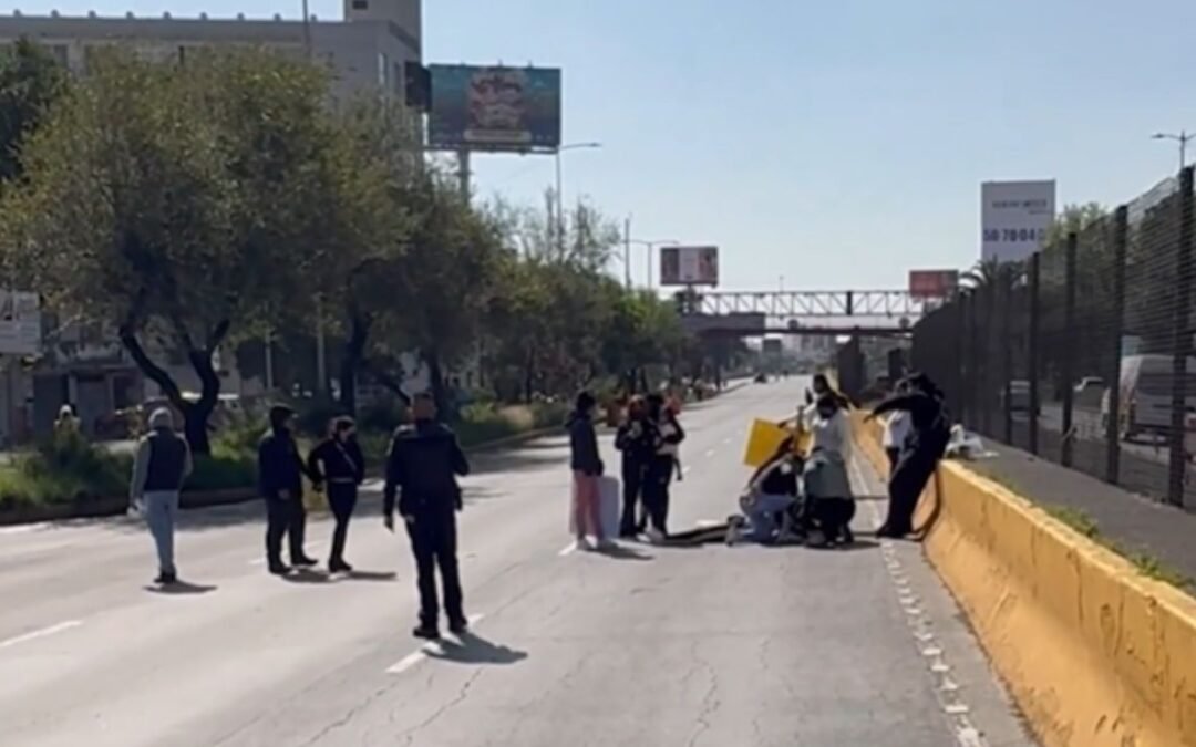 Motociclista arrolla a manifestantes sobre Circuito Interior; levantan bloqueo
