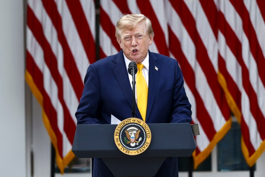 Planea Trump tarifa de 100 mil dólares para trabajadores con visa H-1B