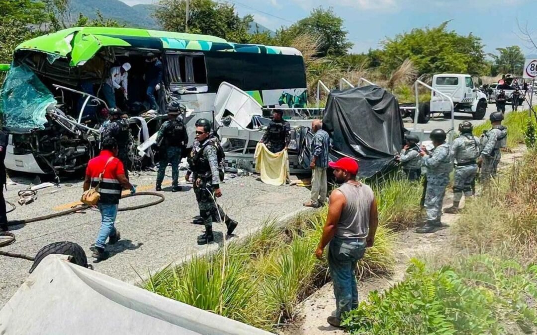 Choque entre vehículo de Guardia Nacional y autobús deja una mujer muerta y 15 heridos en Chiapas