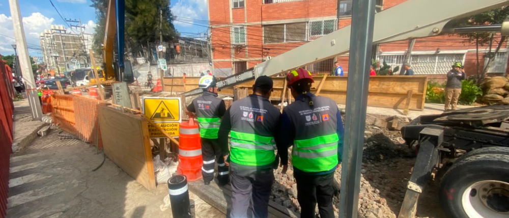 Se desploma pluma de construcción de 20 metros durante maniobras en Iztacalco; hay un herido
